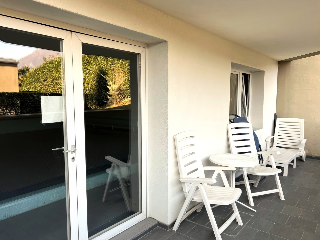 Überdachter Balkon mit Sitzgruppe