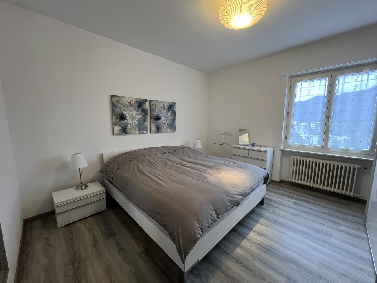 Schlafzimmer mit Doppelbett und Fenster