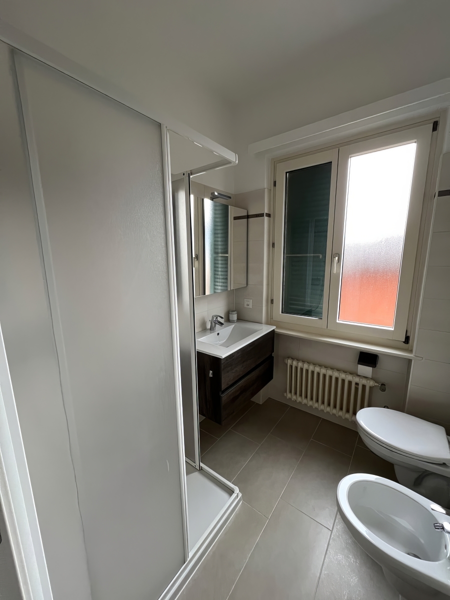 Badezimmer mit Dusche, Waschbecken und Bidet