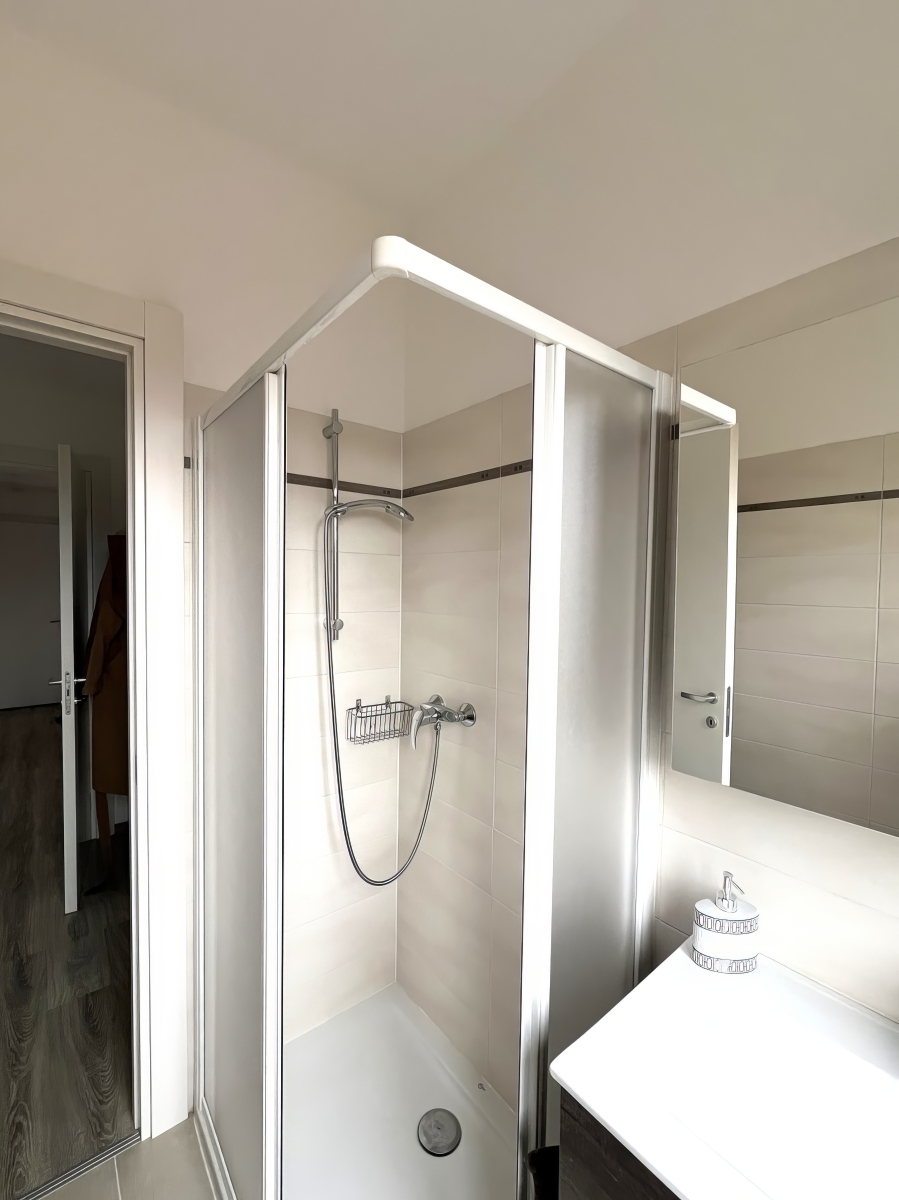 Modernes Badezimmer mit Dusche