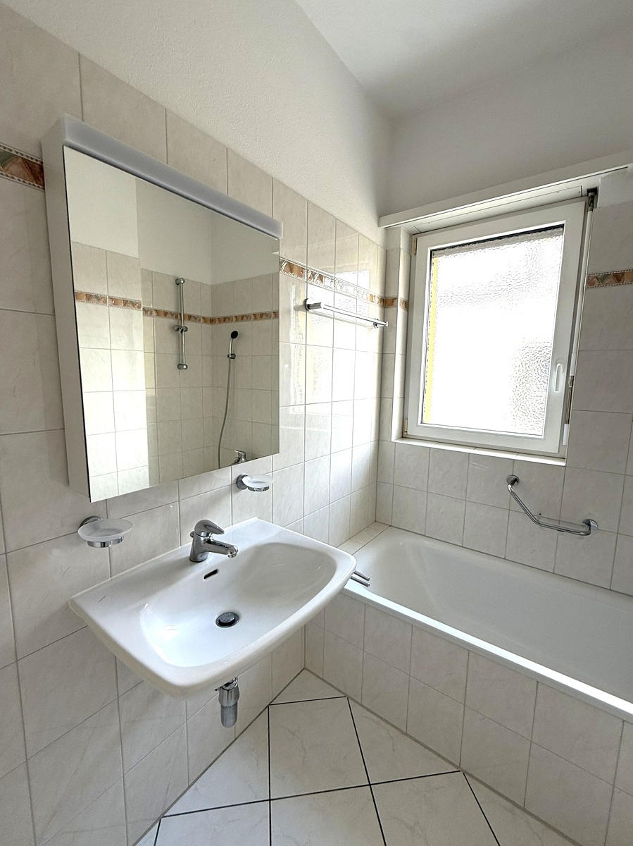 Badezimmer mit Wanne und Waschbecken