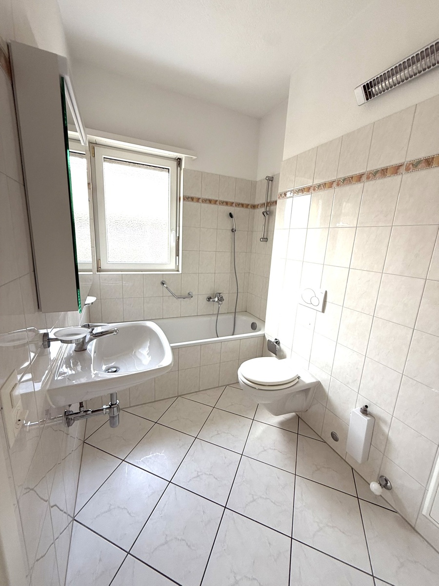 Kleines gefliestes Badezimmer mit Badewanne