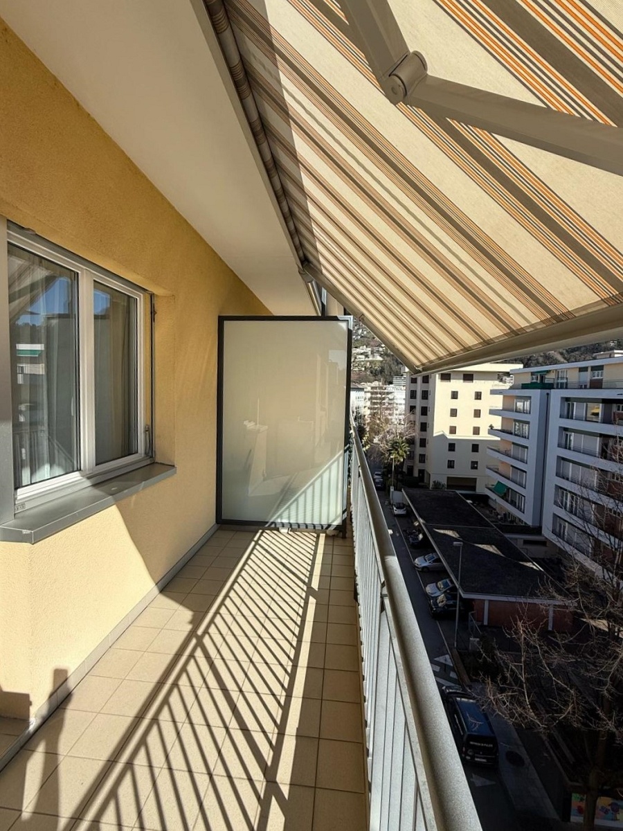 Balkon mit Markise und Stadtblick