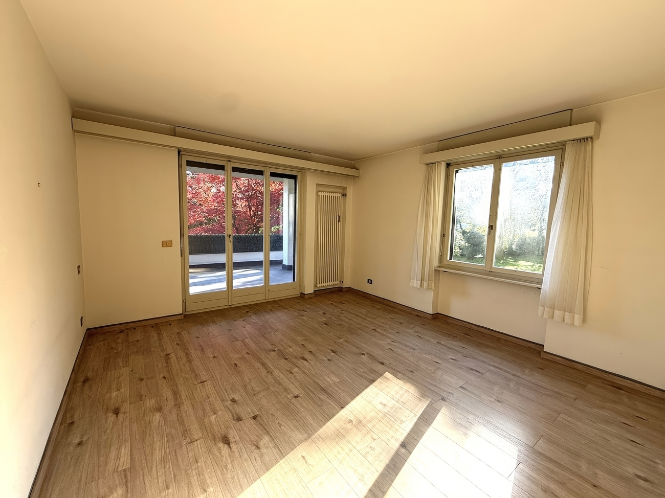 Heller leerer Wohnraum mit Zugang zur Terrasse