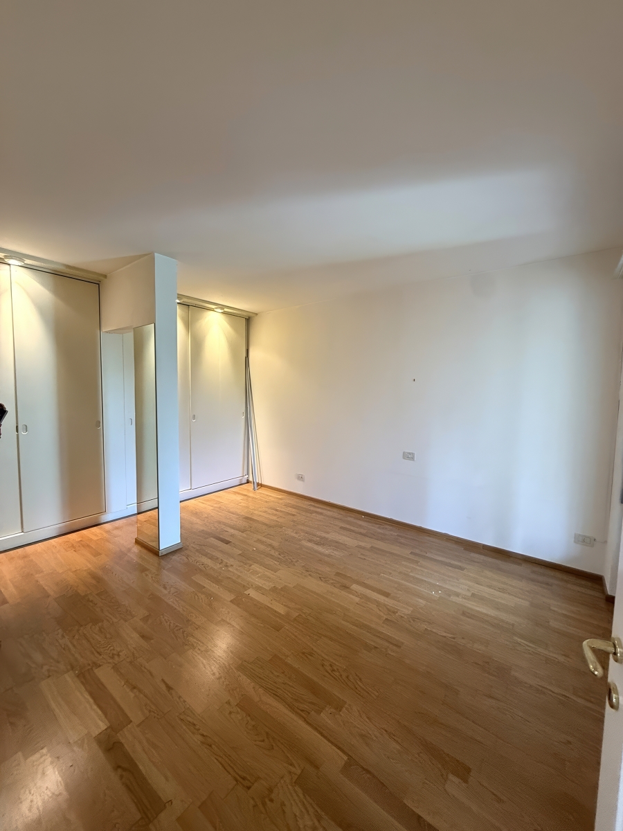Leeres Schlafzimmer mit Parkettboden
