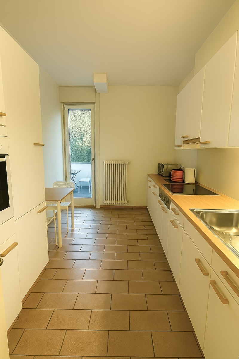 Kompakte, helle Küche mit Terrassentür