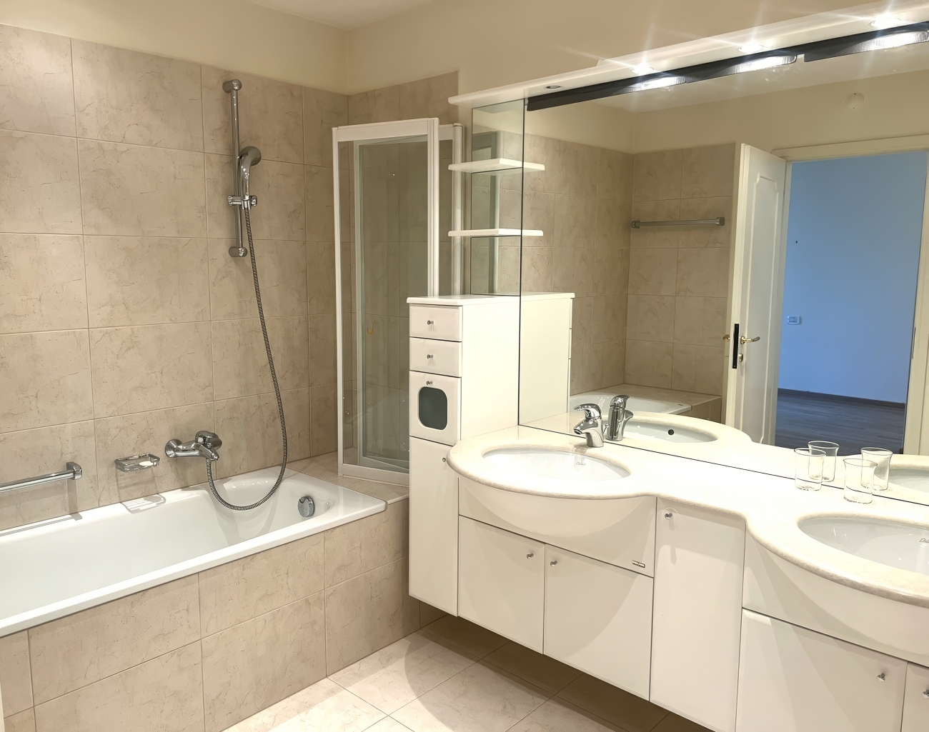 Helles Badezimmer mit Badewanne und Doppelwaschtisch