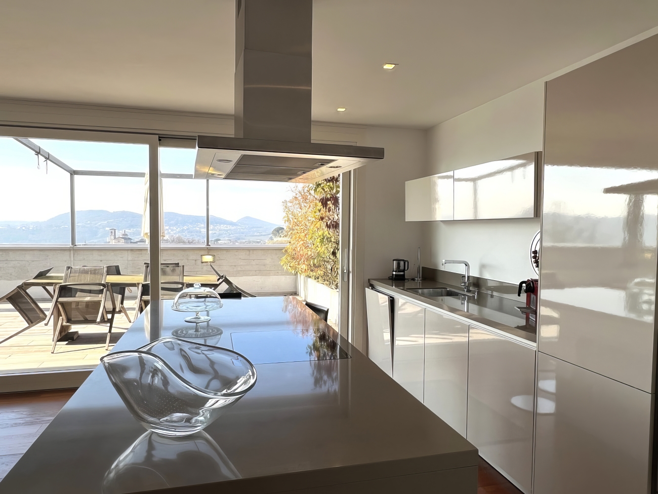 Moderne Küche mit Terrasse und Bergblick