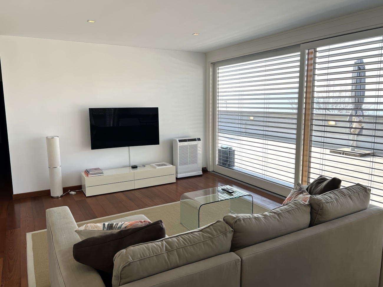 Helles modernes Wohnzimmer mit großer Fensterfront