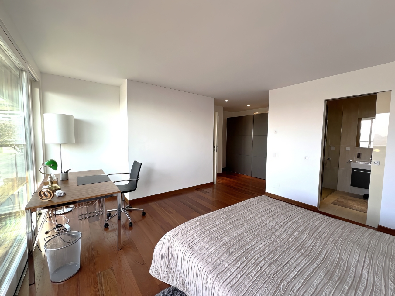 Schlafzimmer mit Arbeitsbereich