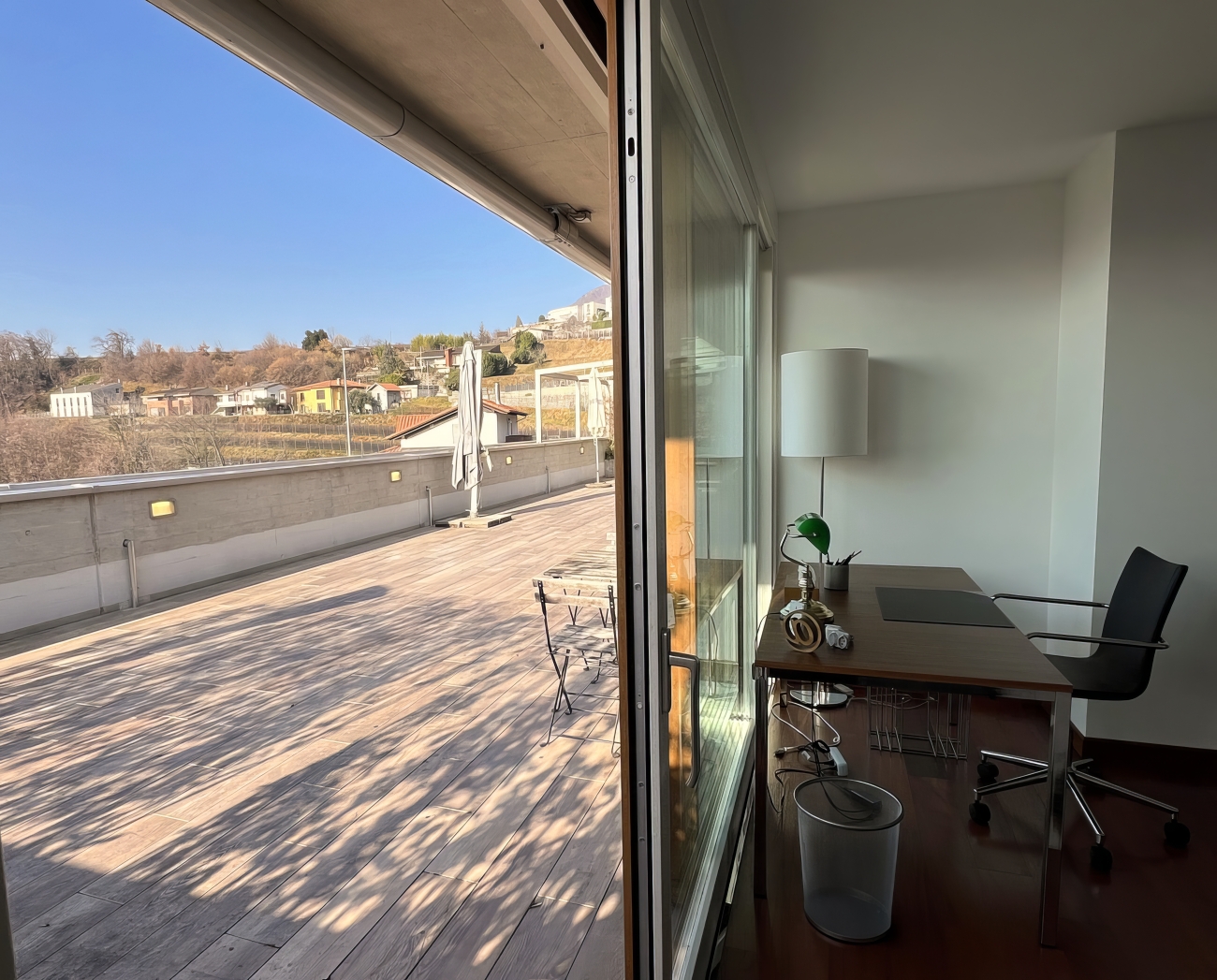 Terrasse mit Arbeitsbereich am Fenster