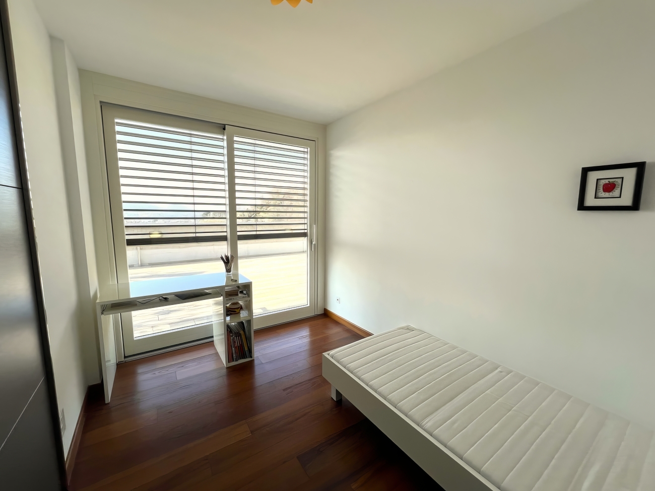 Helles Schlafzimmer mit Balkonzugang