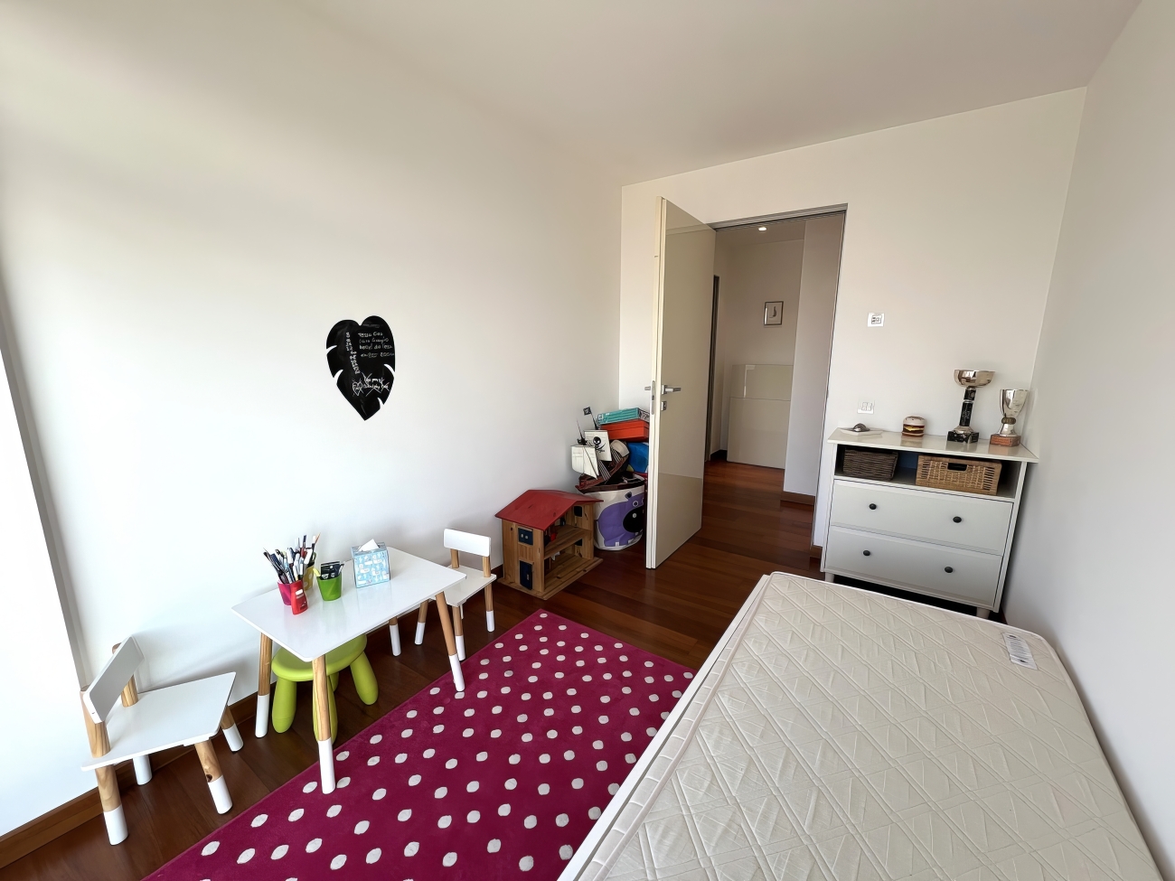 Kinderzimmer mit Spiel- und Schlafbereich