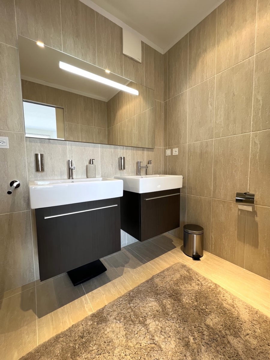 Modernes Gäste-WC mit Doppelwaschtisch