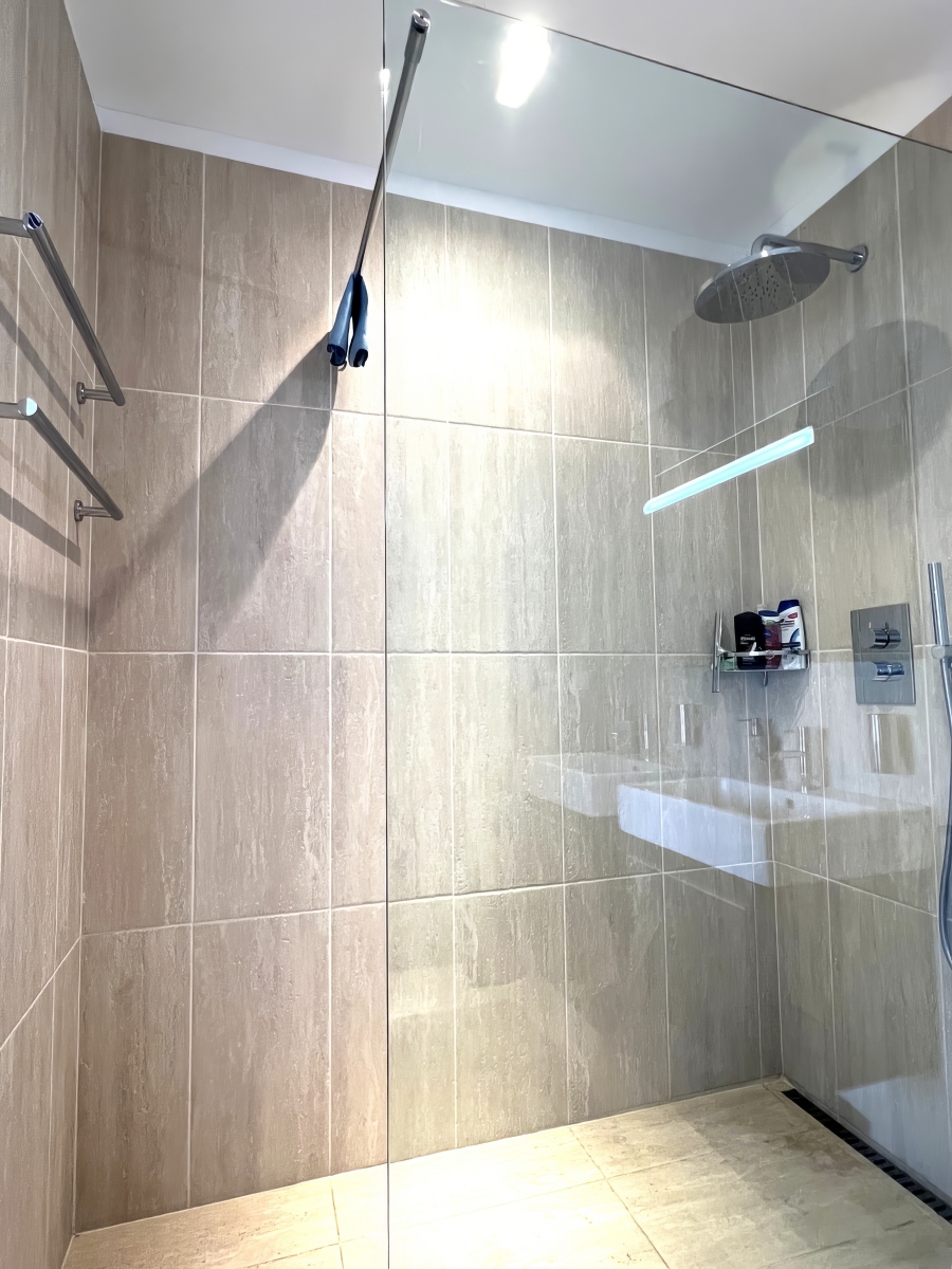 Moderne begehbare Dusche