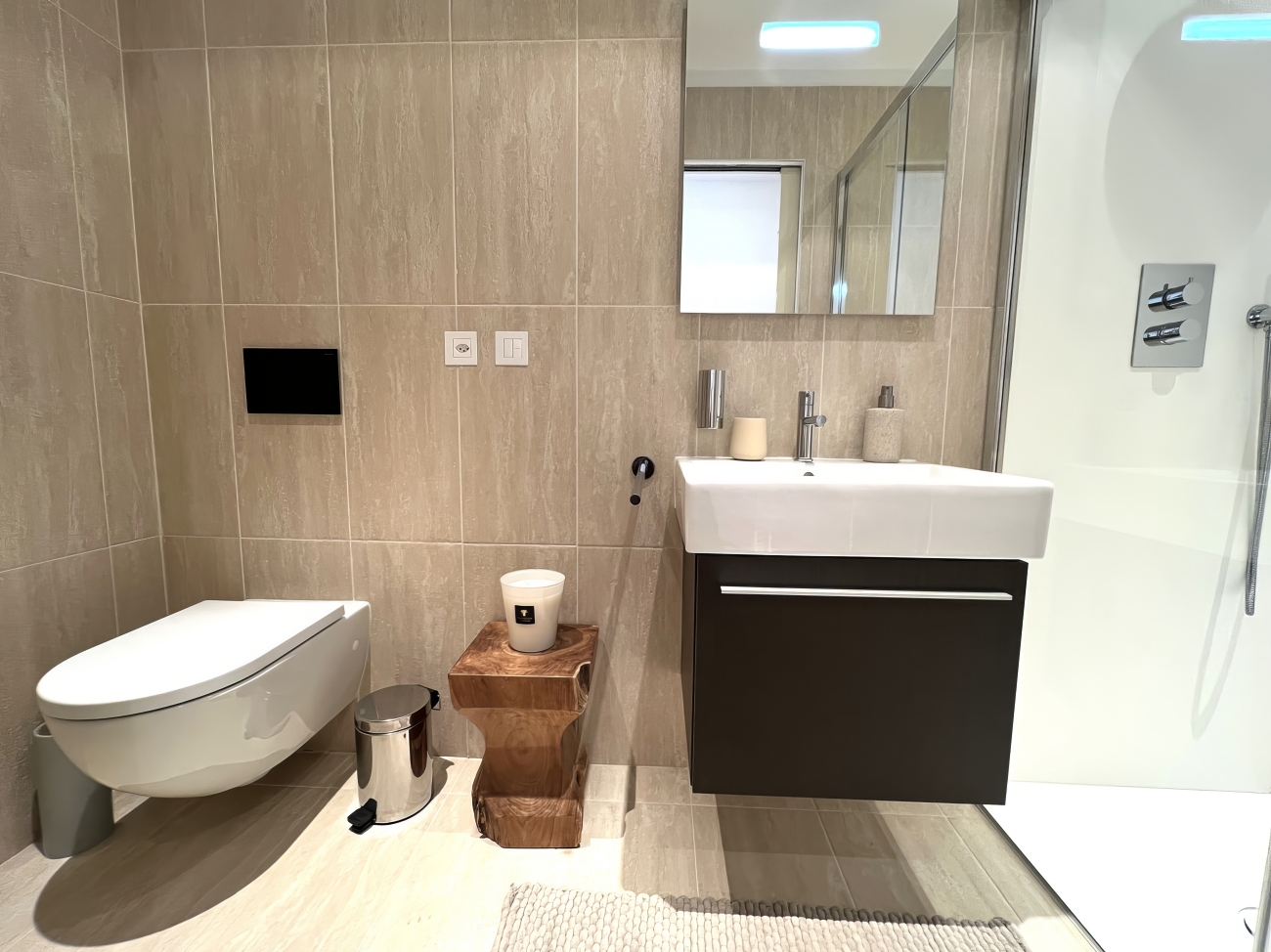 Modernes Badezimmer mit WC und Waschplatz