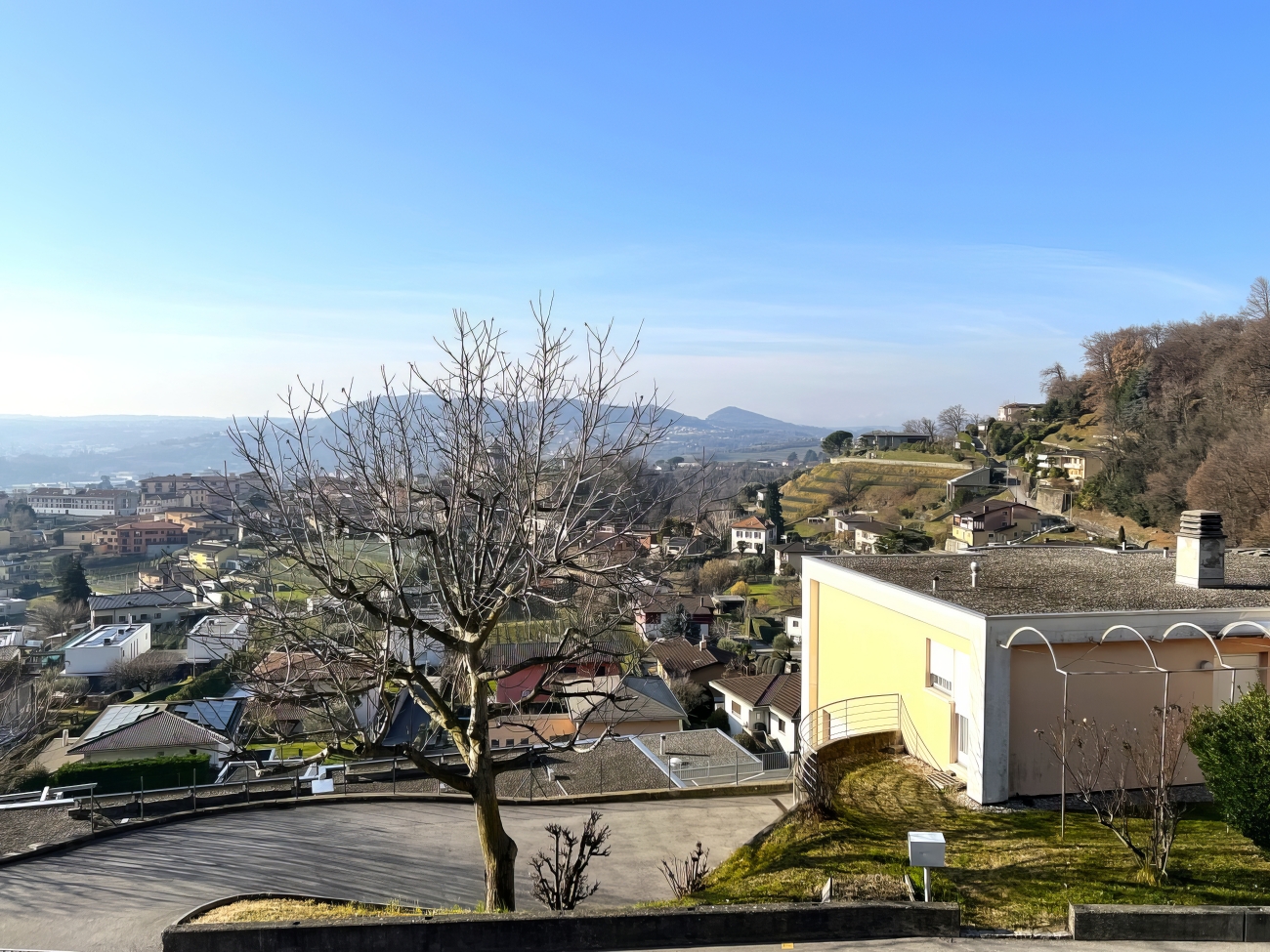 Hügelige Wohnlage mit weitem Ausblick