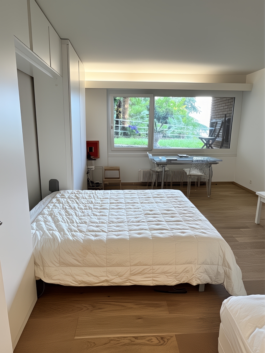 Helles Schlafzimmer mit großem Fenster