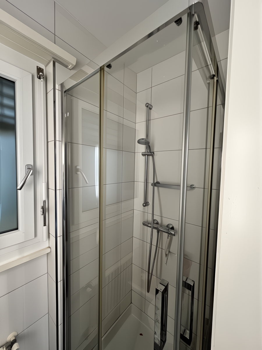 Moderne Duschkabine neben Fenster