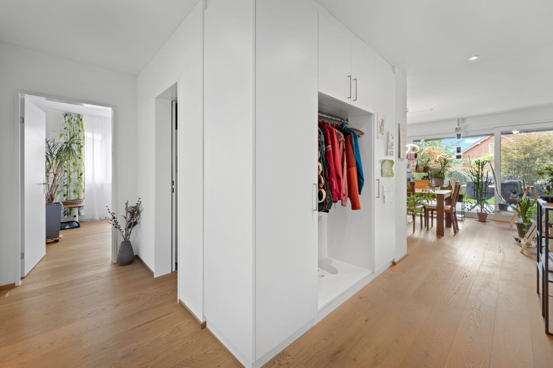 Heller Eingangs- und Wohnbereich mit Garderobe