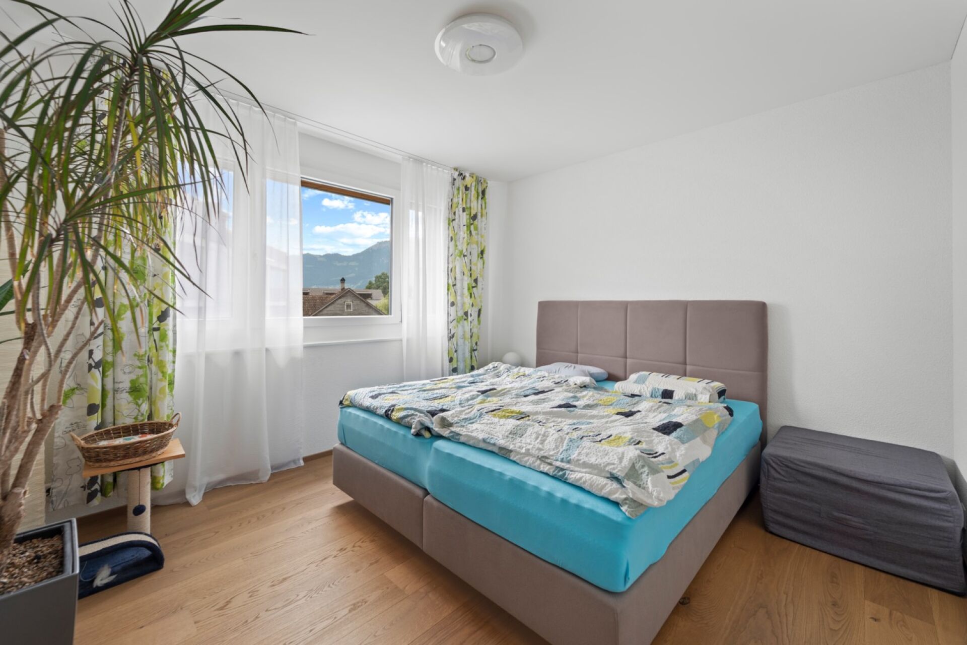 Helles Schlafzimmer mit Bergblick
