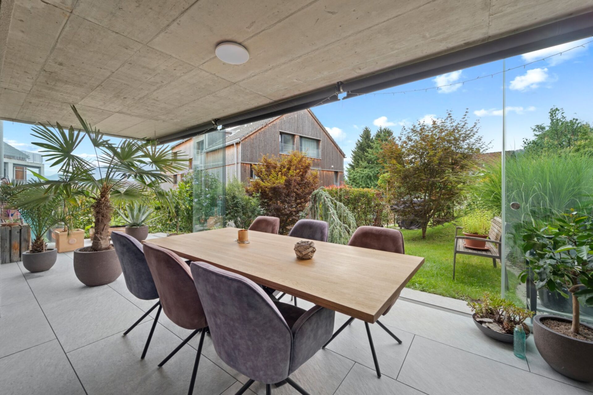 Überdachte Terrasse mit Gartenblick