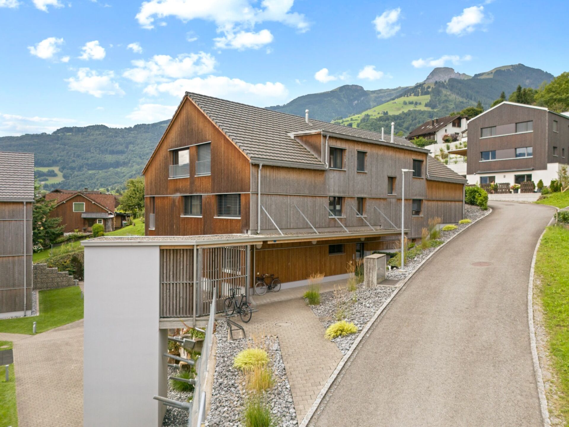 Modernes Wohnhaus in Hanglage