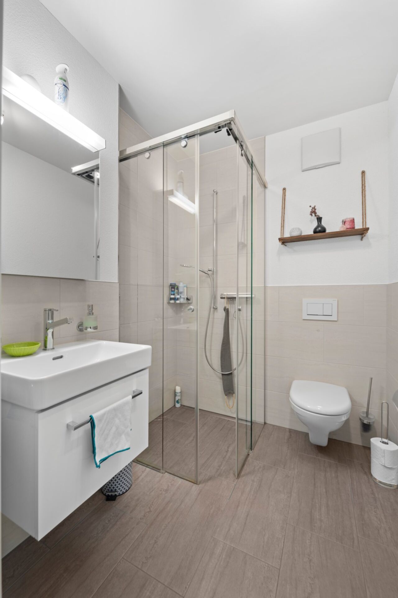 Modernes Badezimmer mit Glasdusche
