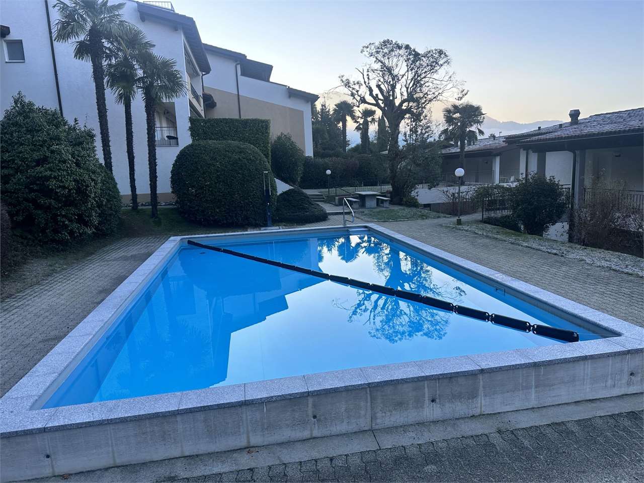 Außenbereich mit Poolanlage