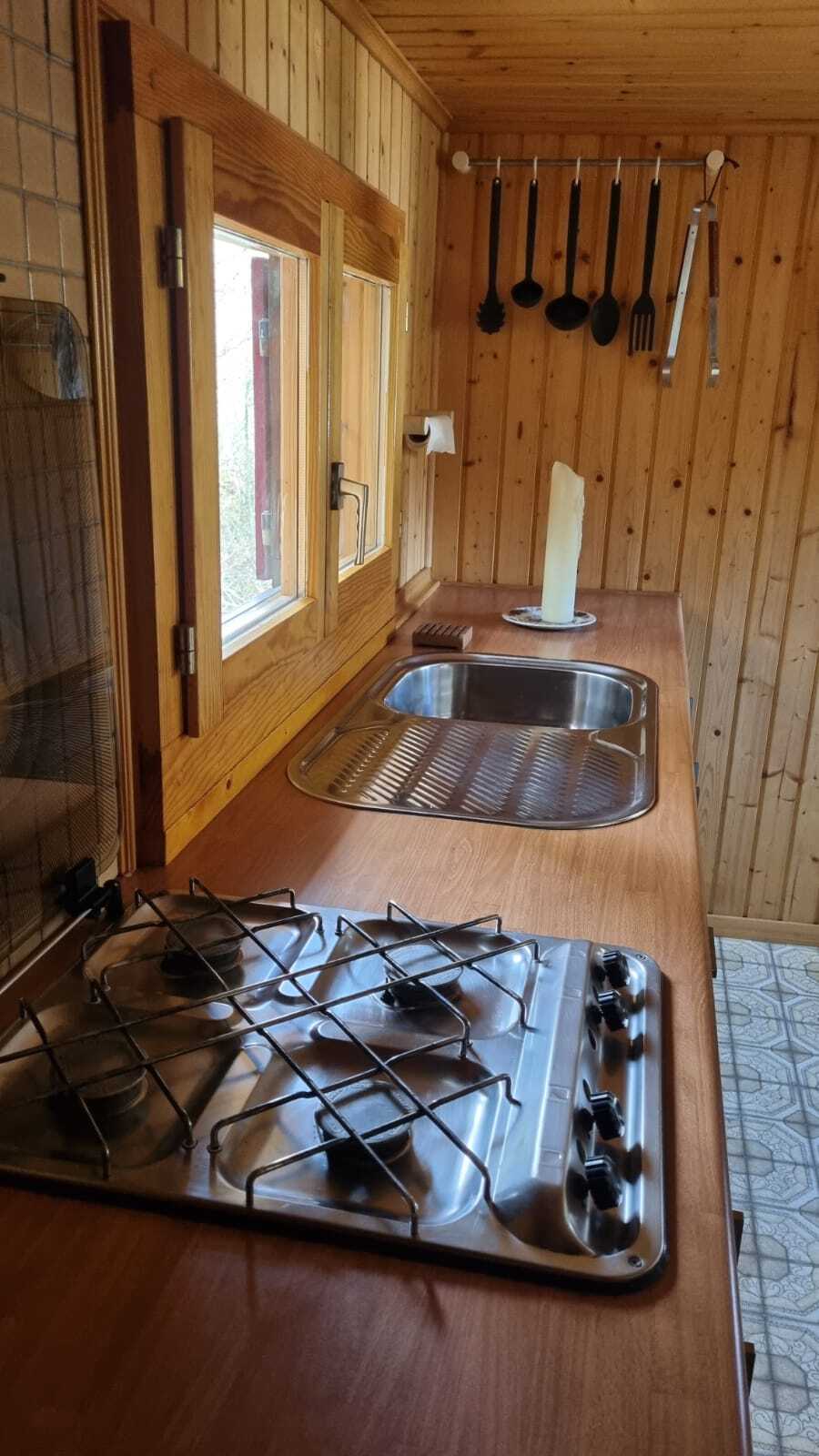 Kompakte Holz-Küchenzeile