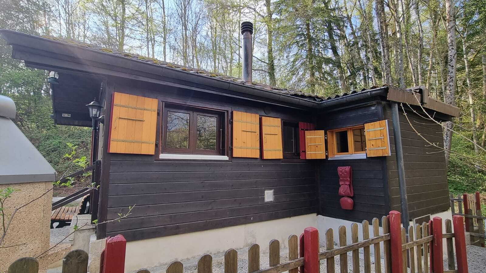 Holzhütte im Wald