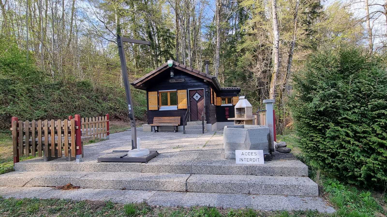 Kleine Waldhütte mit Terrasse