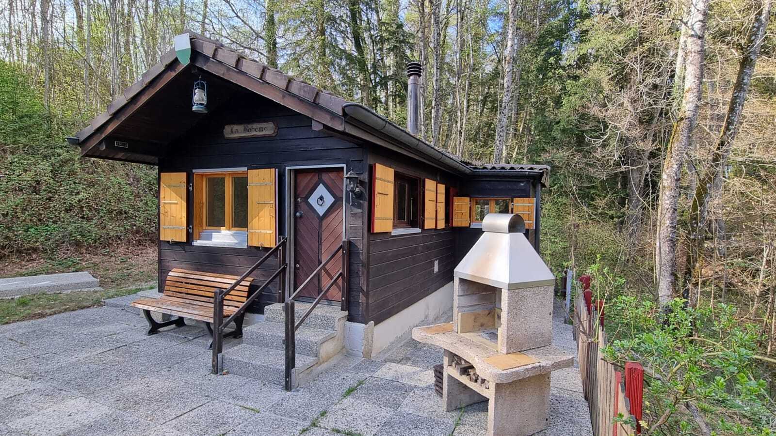 Waldhütte mit Außenkamin und Terrasse