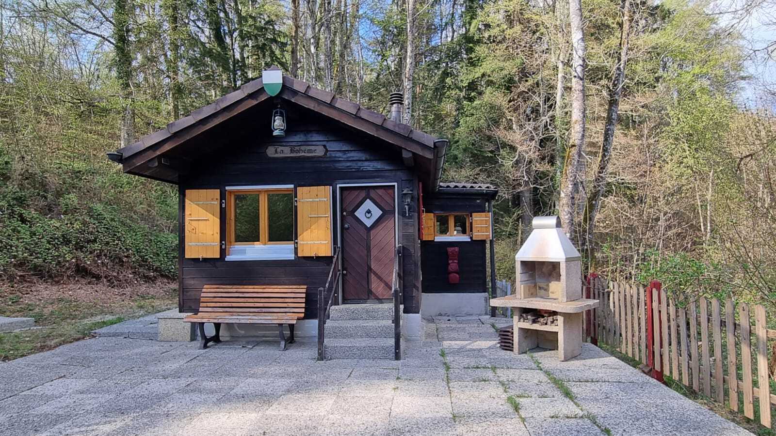 Kleines Holzhaus im Wald
