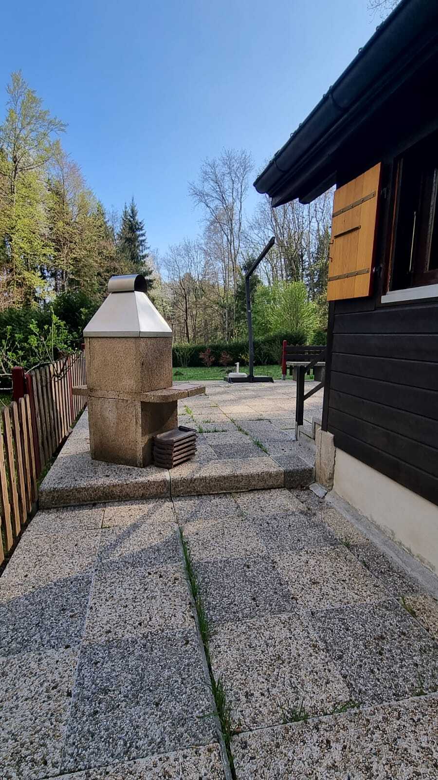 Außenbereich mit Grill und Terrasse