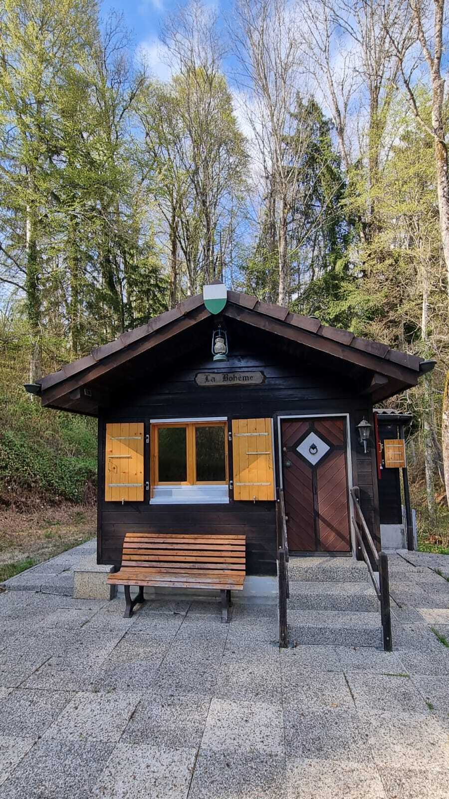 Holzhütte im Wald
