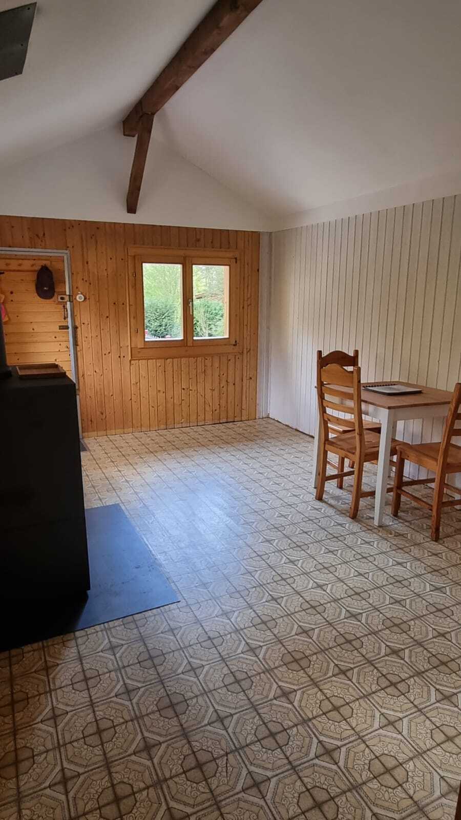 Rustikaler Wohn- und Essraum mit Holzverkleidung