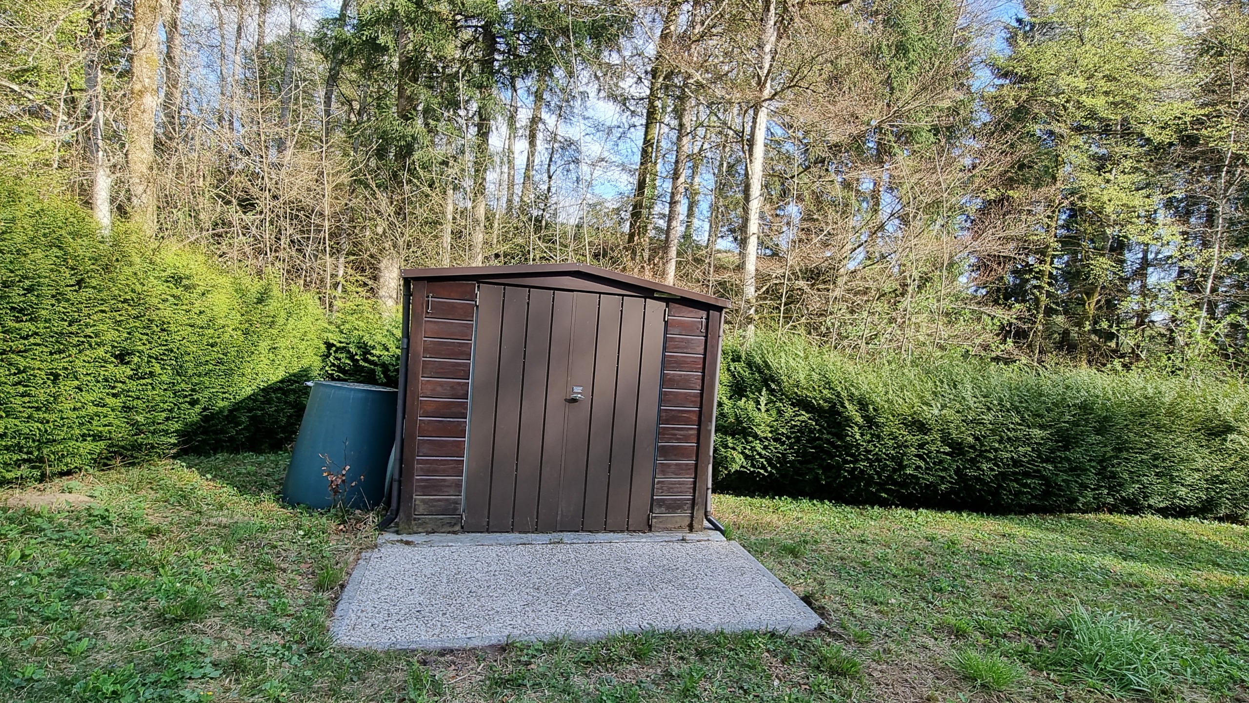 Gartenhütte vor Waldkulisse