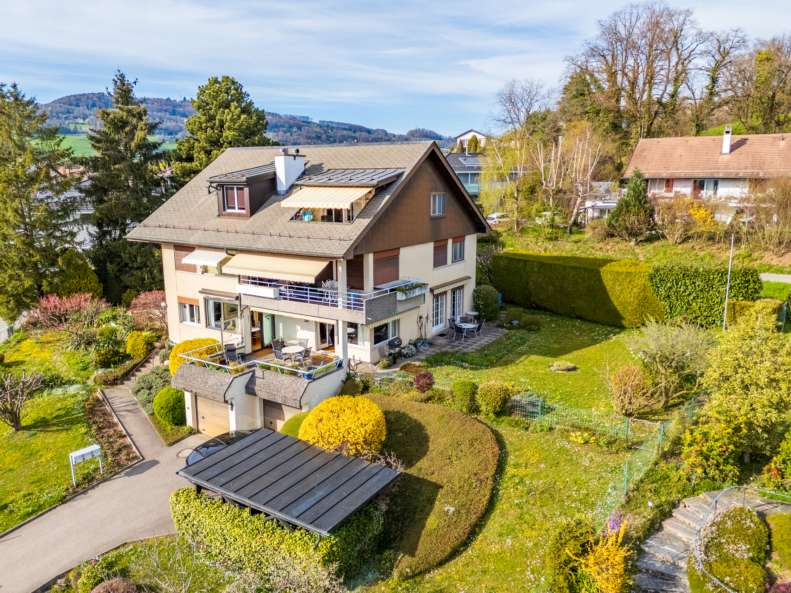 Großes Einfamilienhaus mit Garten und Bergblick