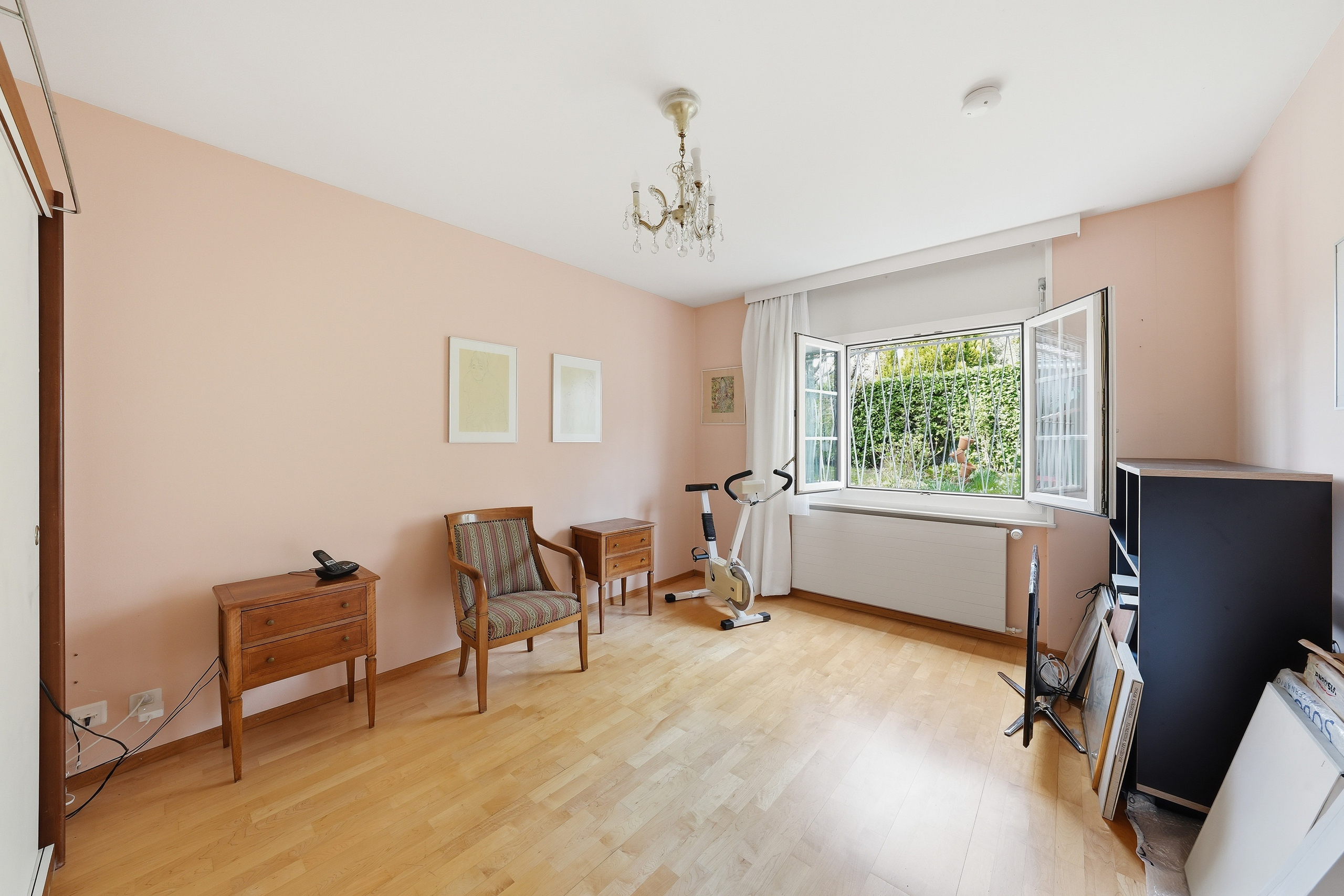 Helles Schlafzimmer mit Blick ins Grüne
