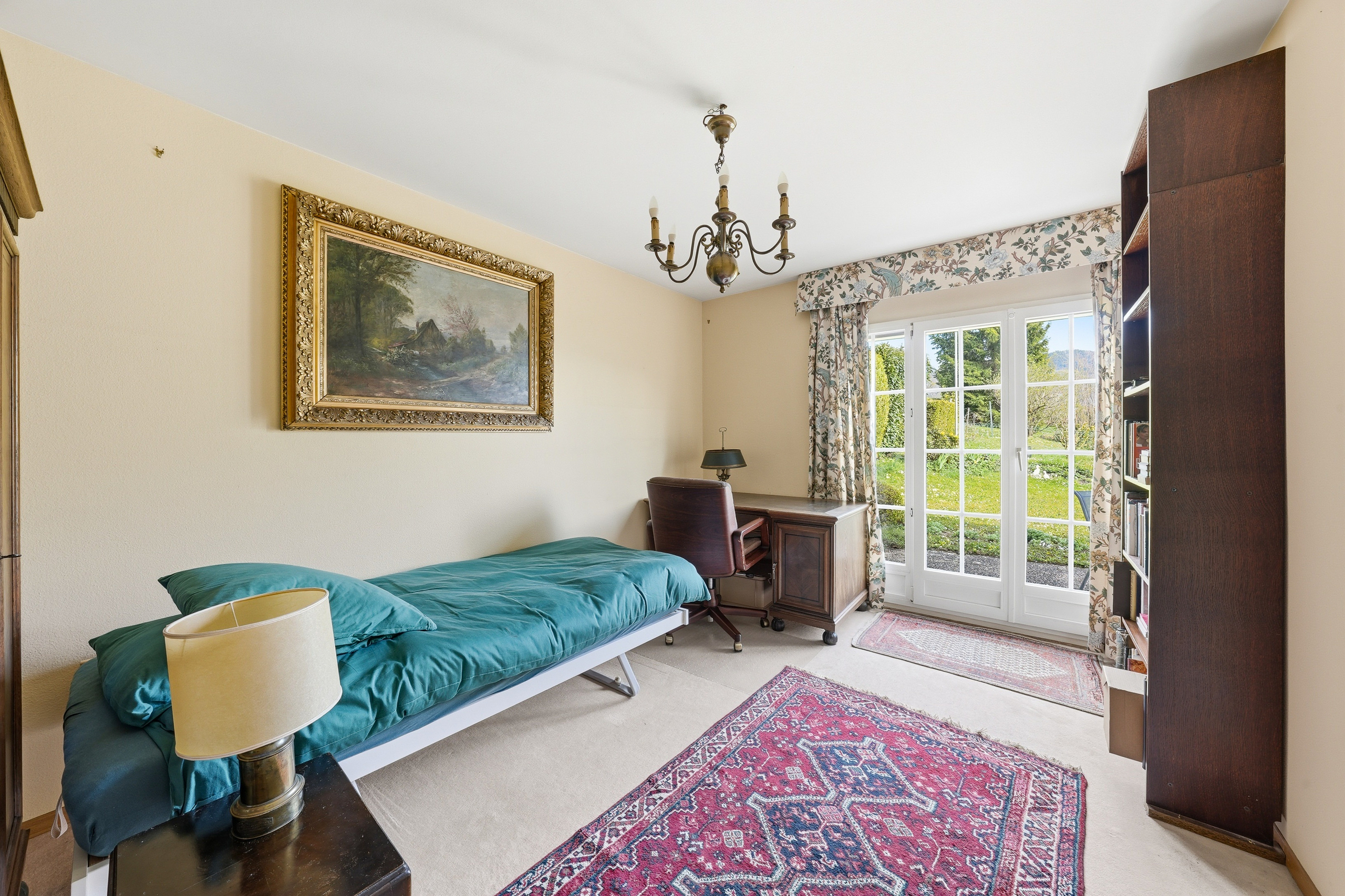 Klassisches Schlafzimmer mit Arbeitsbereich und Gartenblick