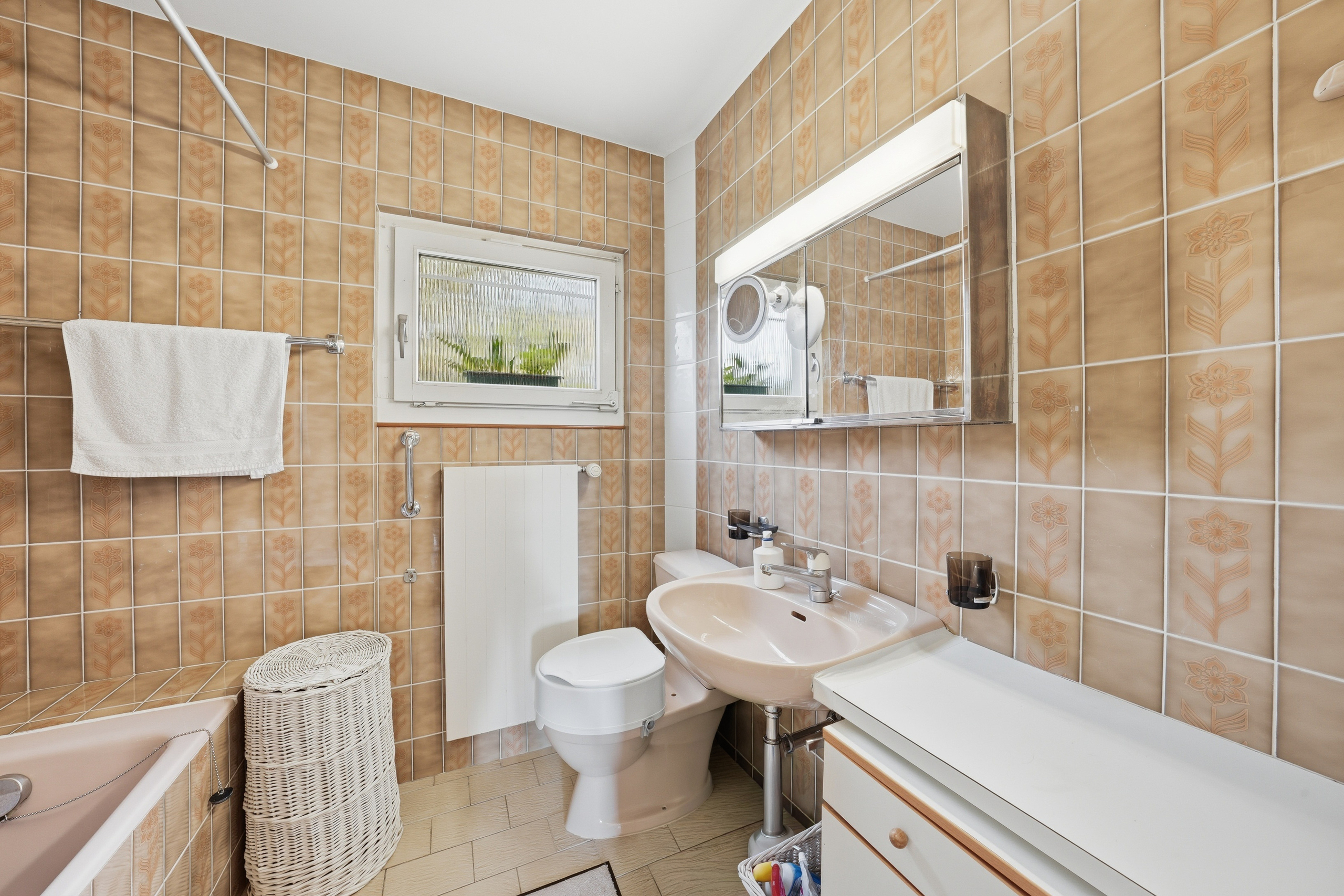Badezimmer mit retrofloralen Wandfliesen