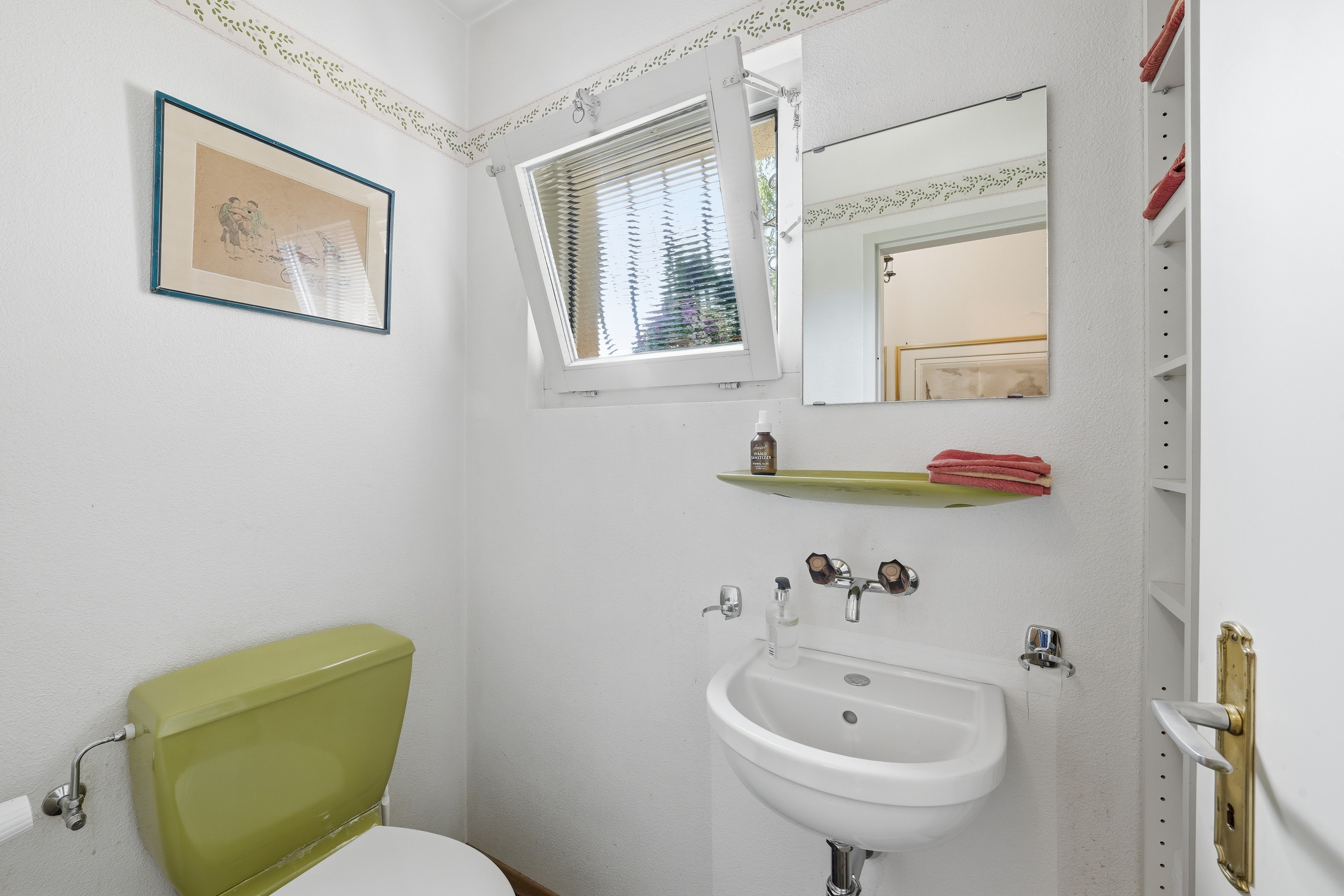 Kleines Gäste-WC mit farbigen Akzenten