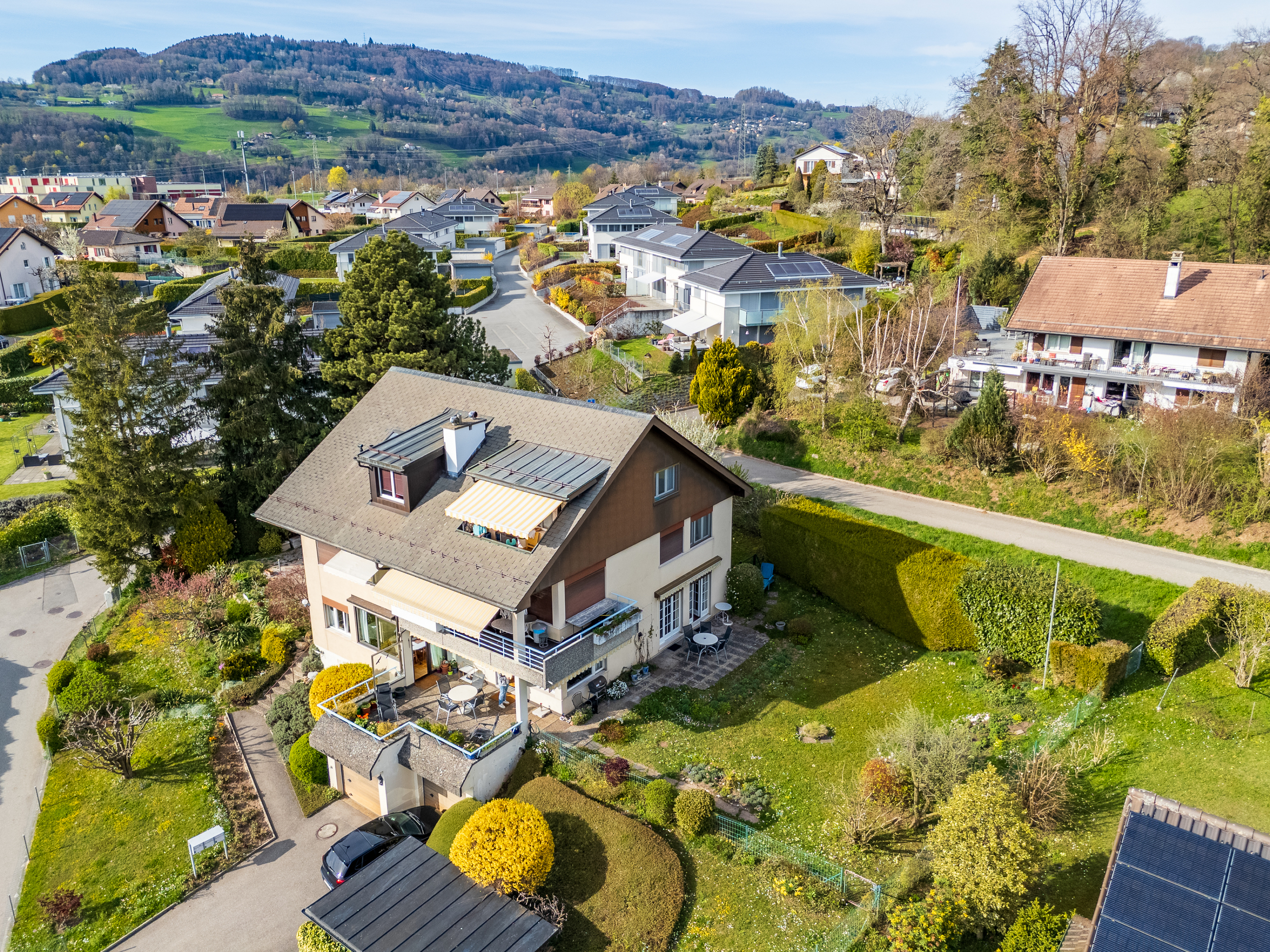 Luftaufnahme eines Wohnhauses mit Garten