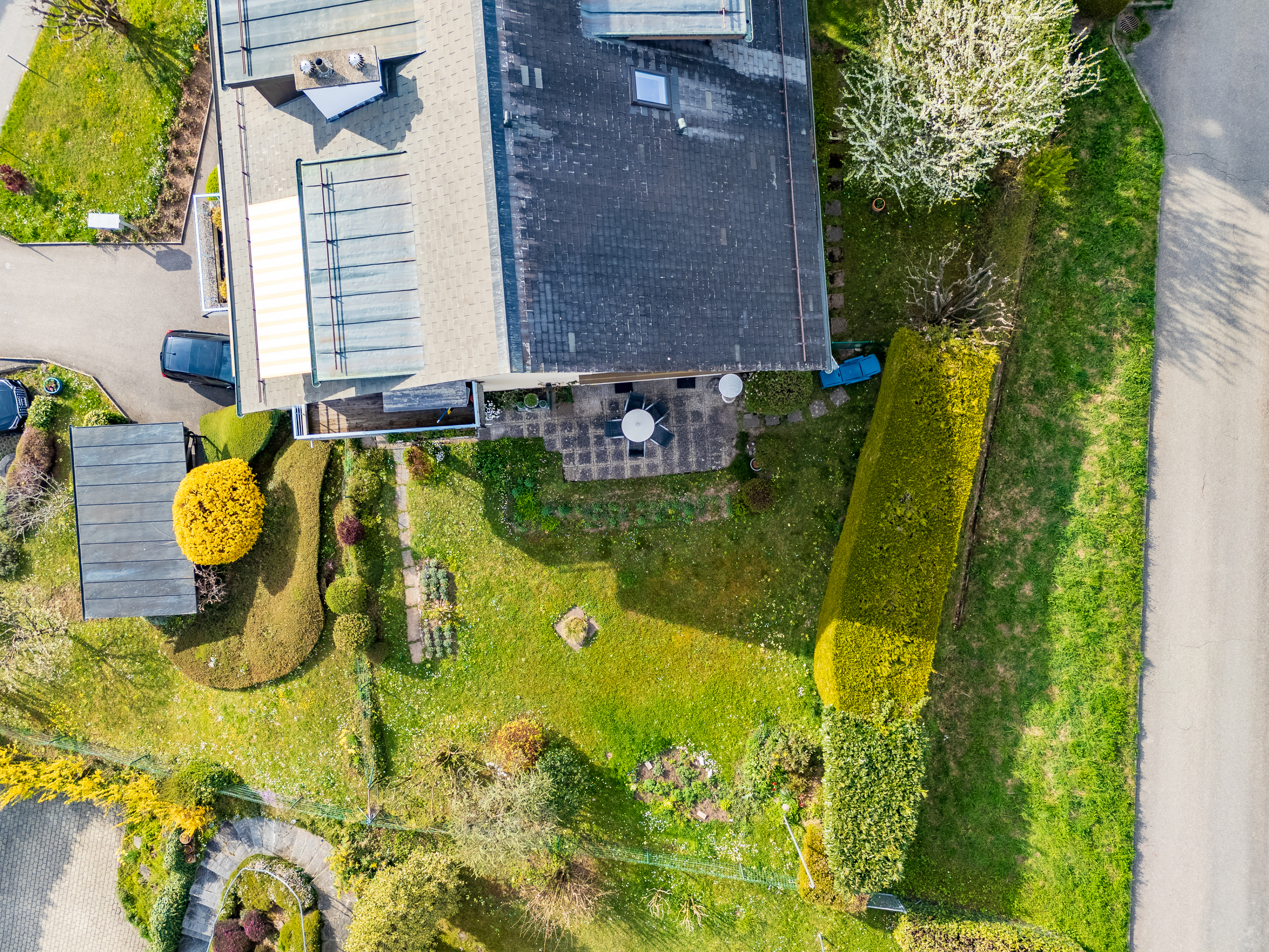 Luftaufnahme eines Wohnhauses mit Garten