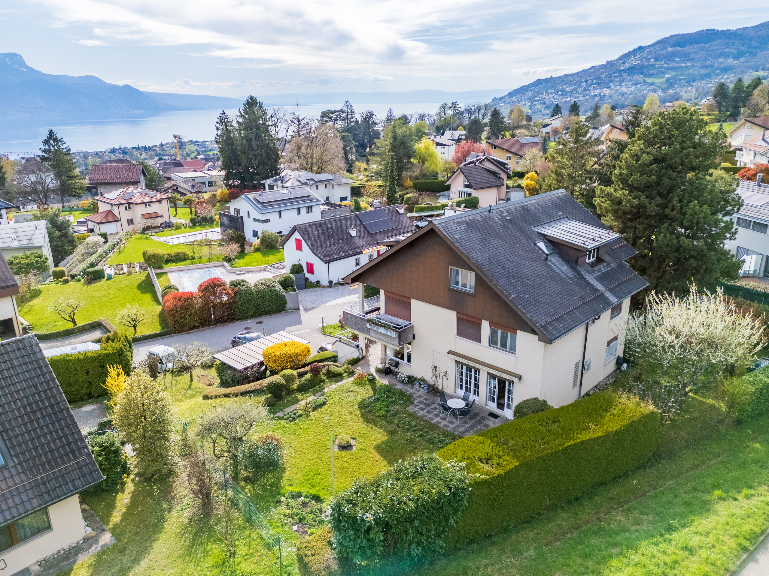 Seeblick über Wohnsiedlung
