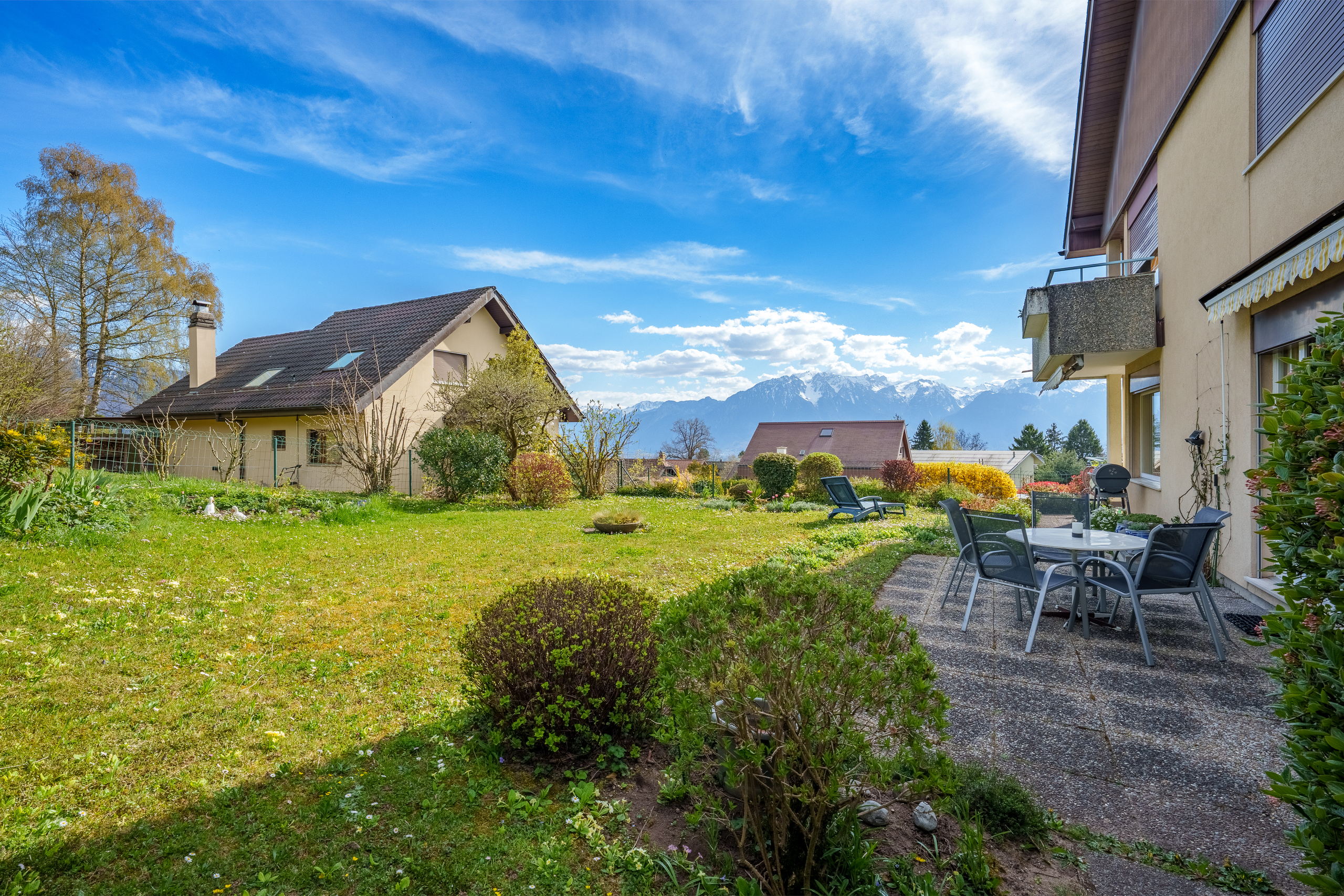 Garten mit Bergblick und Terrasse