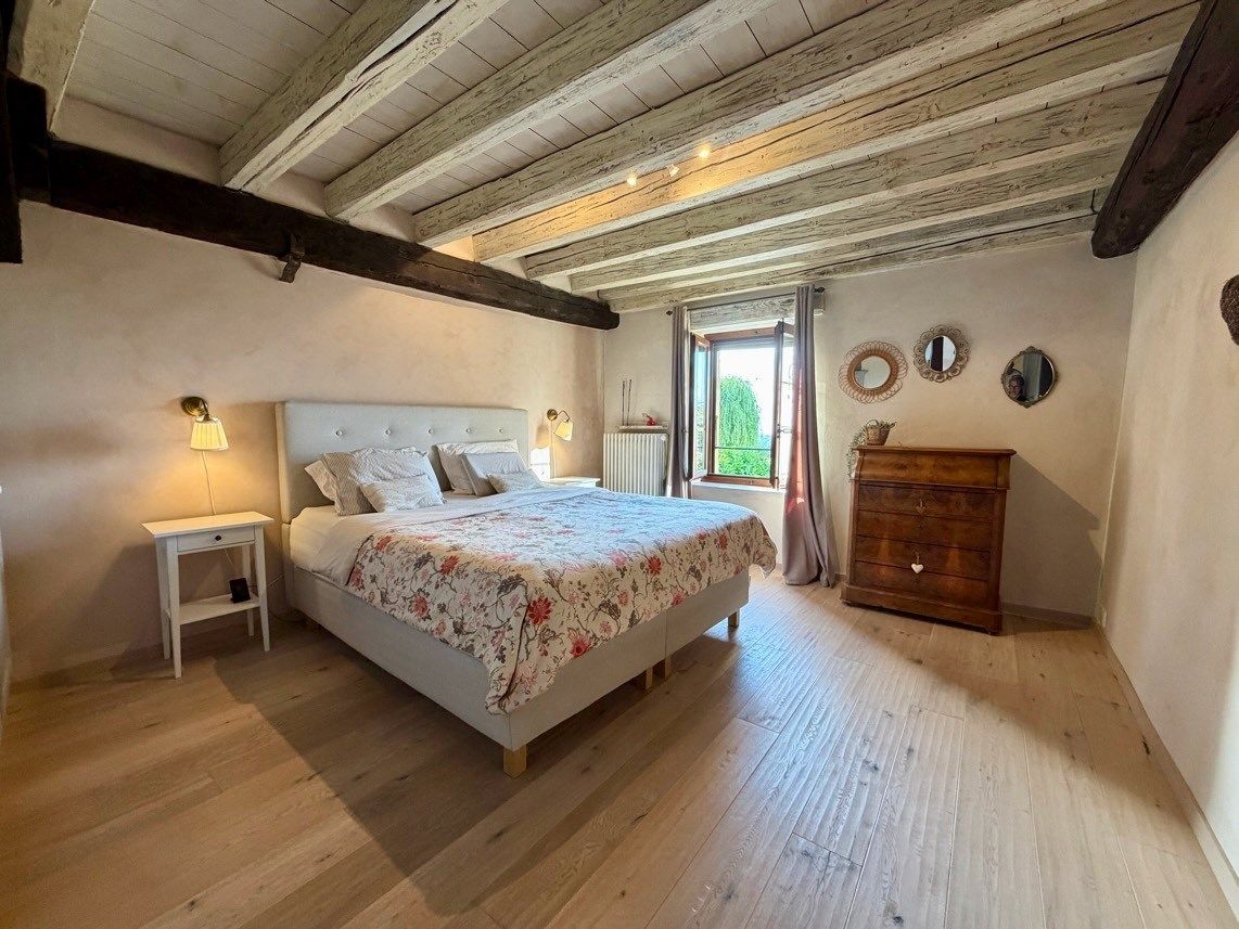 Rustikales Schlafzimmer mit Holzbalkendecke