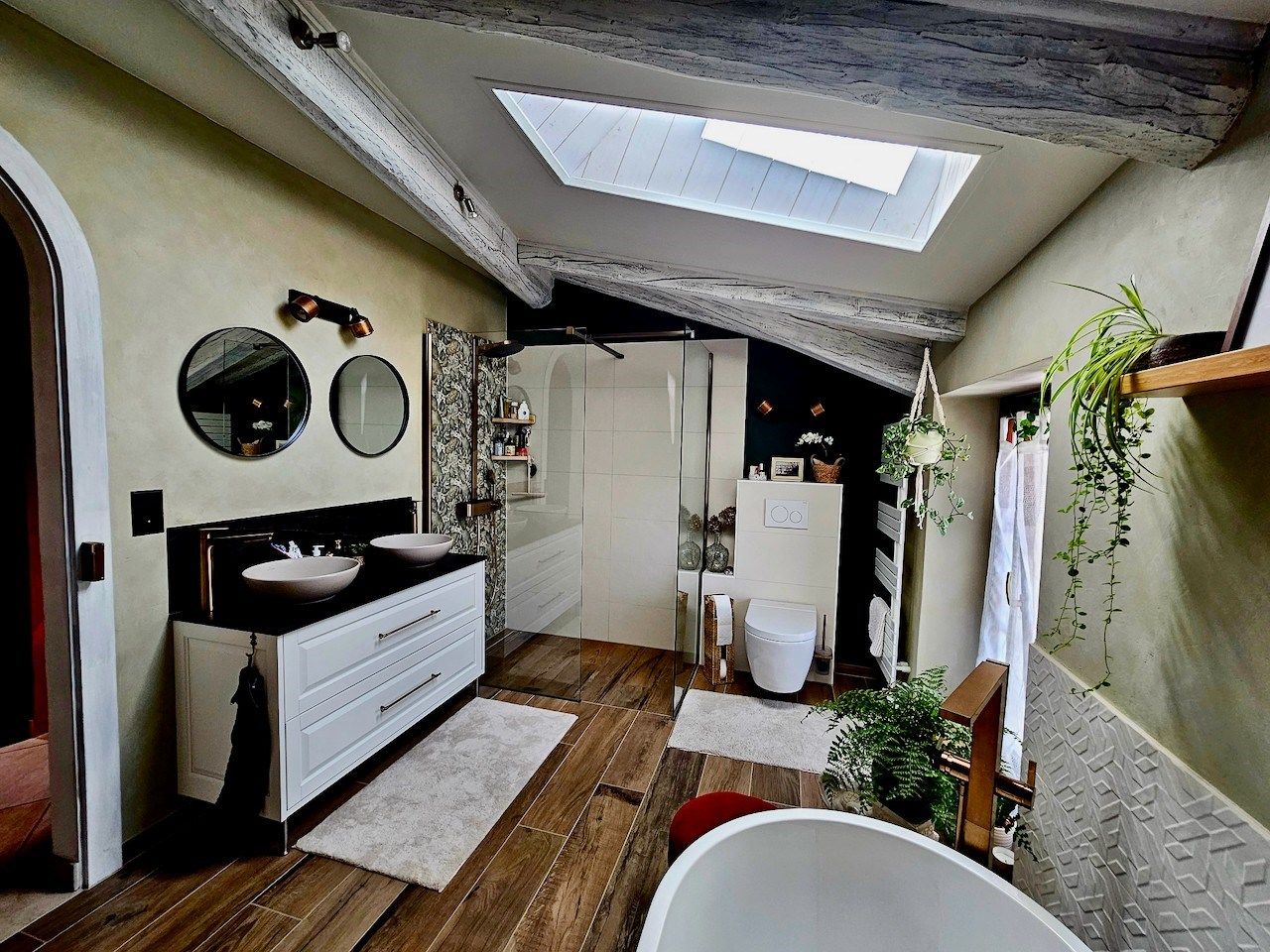 Modernes Badezimmer im Dachgeschoss