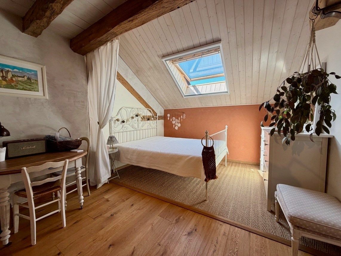 Gemütliches Dachgeschoss-Schlafzimmer mit Holzbalken